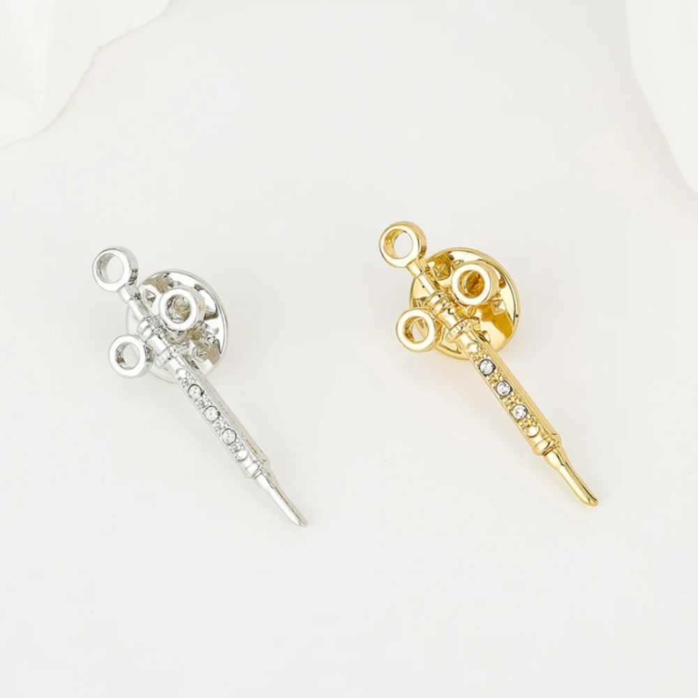 Брошь из цинкового сплава Шприц с кристаллами