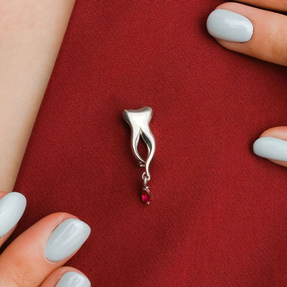 Брошь-булавка из цинкового сплава Зуб