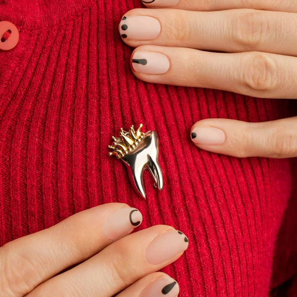 Брошь из цинкового сплава Зуб с короной