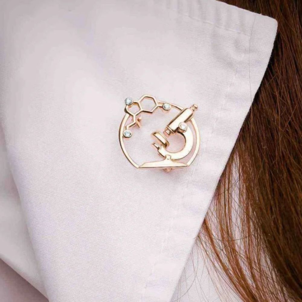 Брошь из цинкового сплава Микроскоп с формулой серотонина 