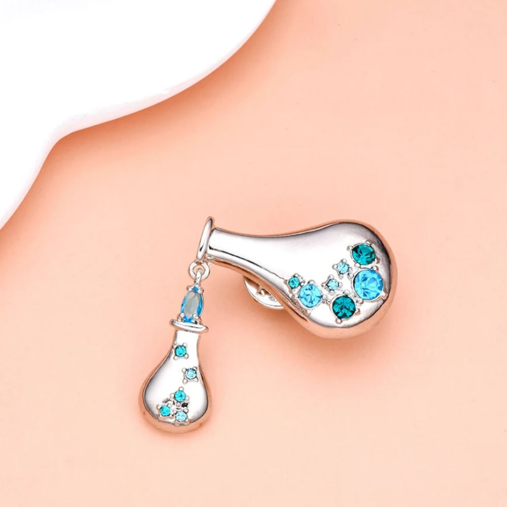 Брошь из цинкового сплава Медицинский флакон с кристаллами 